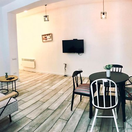 Style Apartments By Happy Place Tbilisi Bagian luar foto